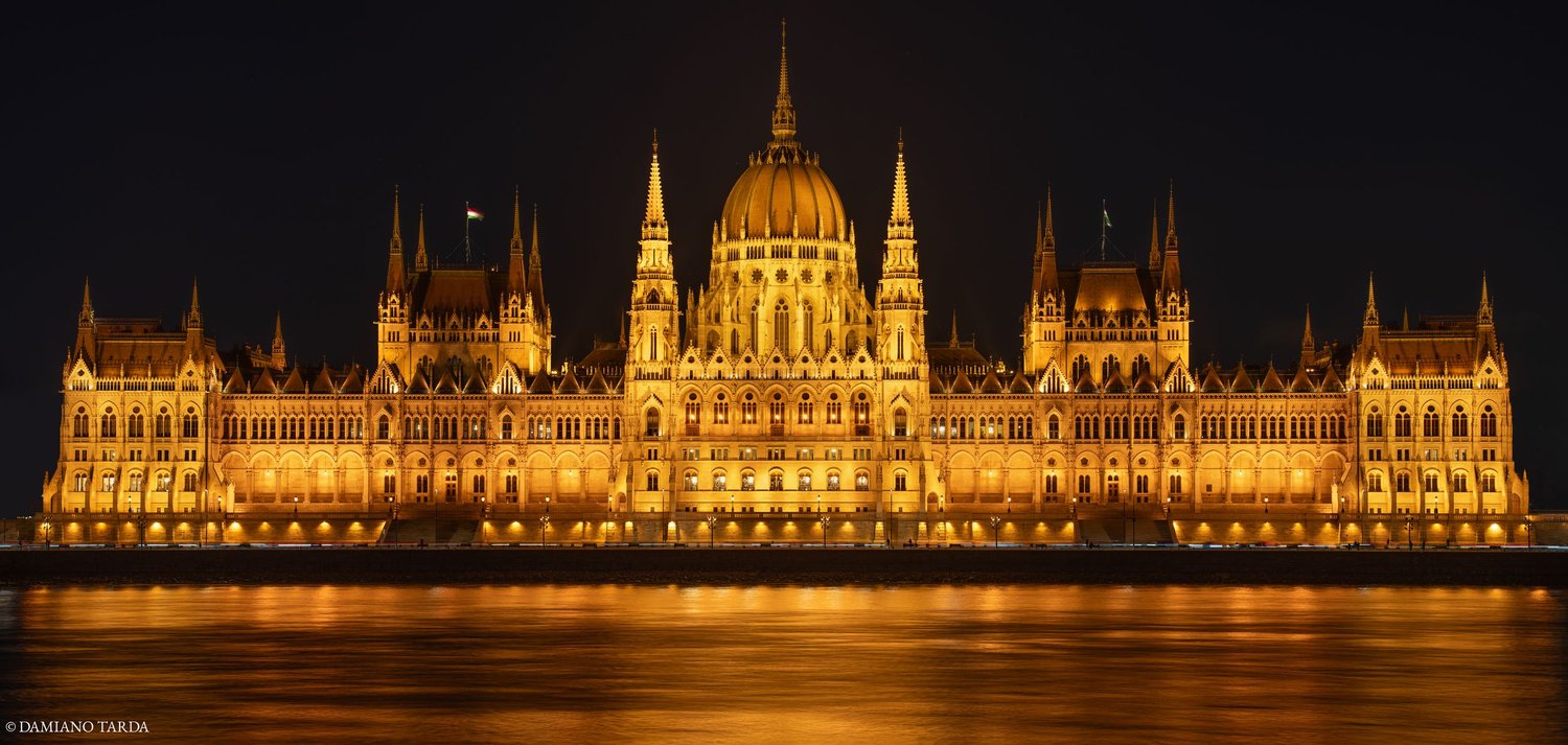 Budapest di notte: il Parlamento illuminato che si riflette nel Danubio
