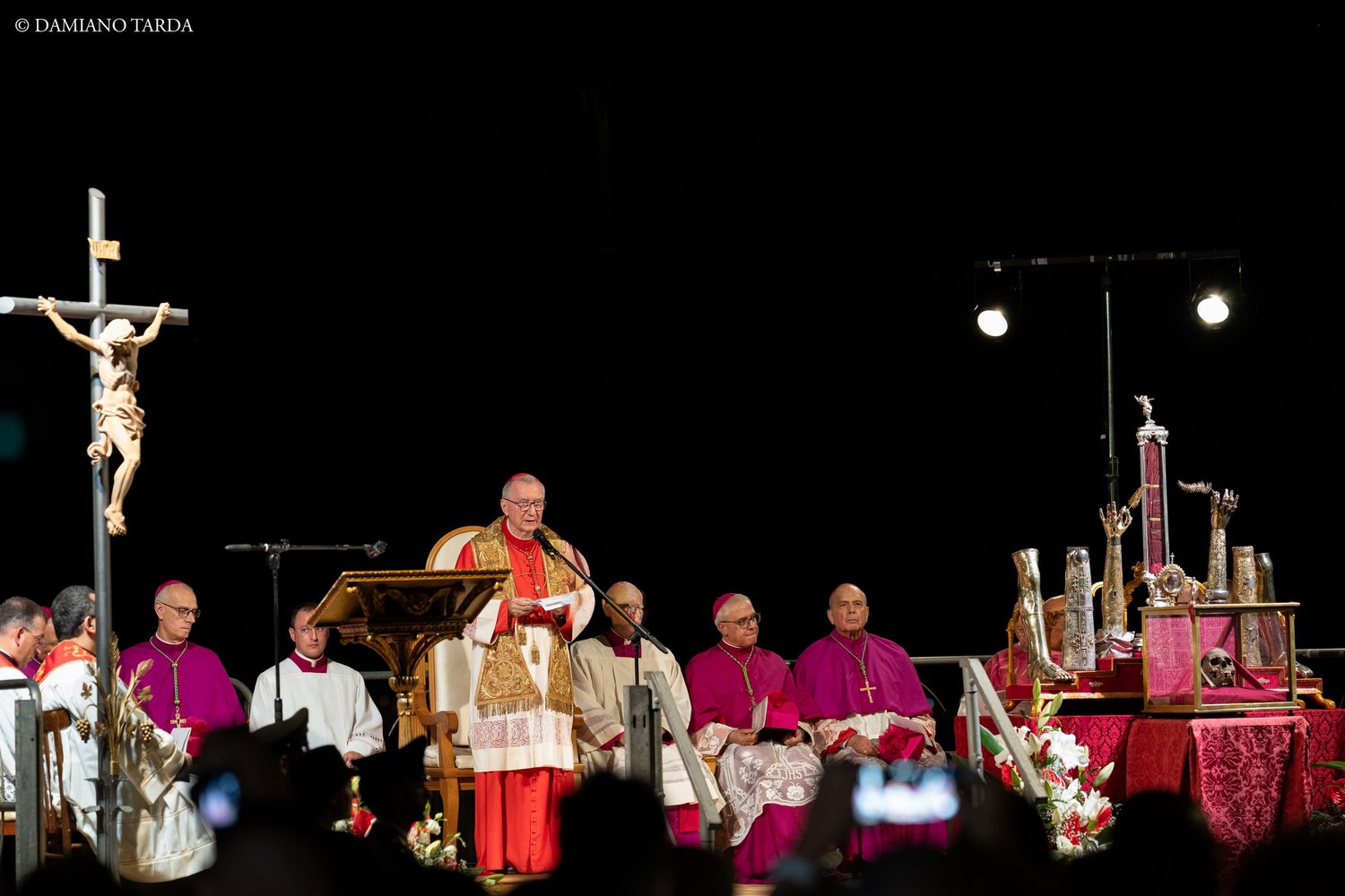 Night celebration before the relics of Saint Agatha, with the processional crucifix. Catania 2026.