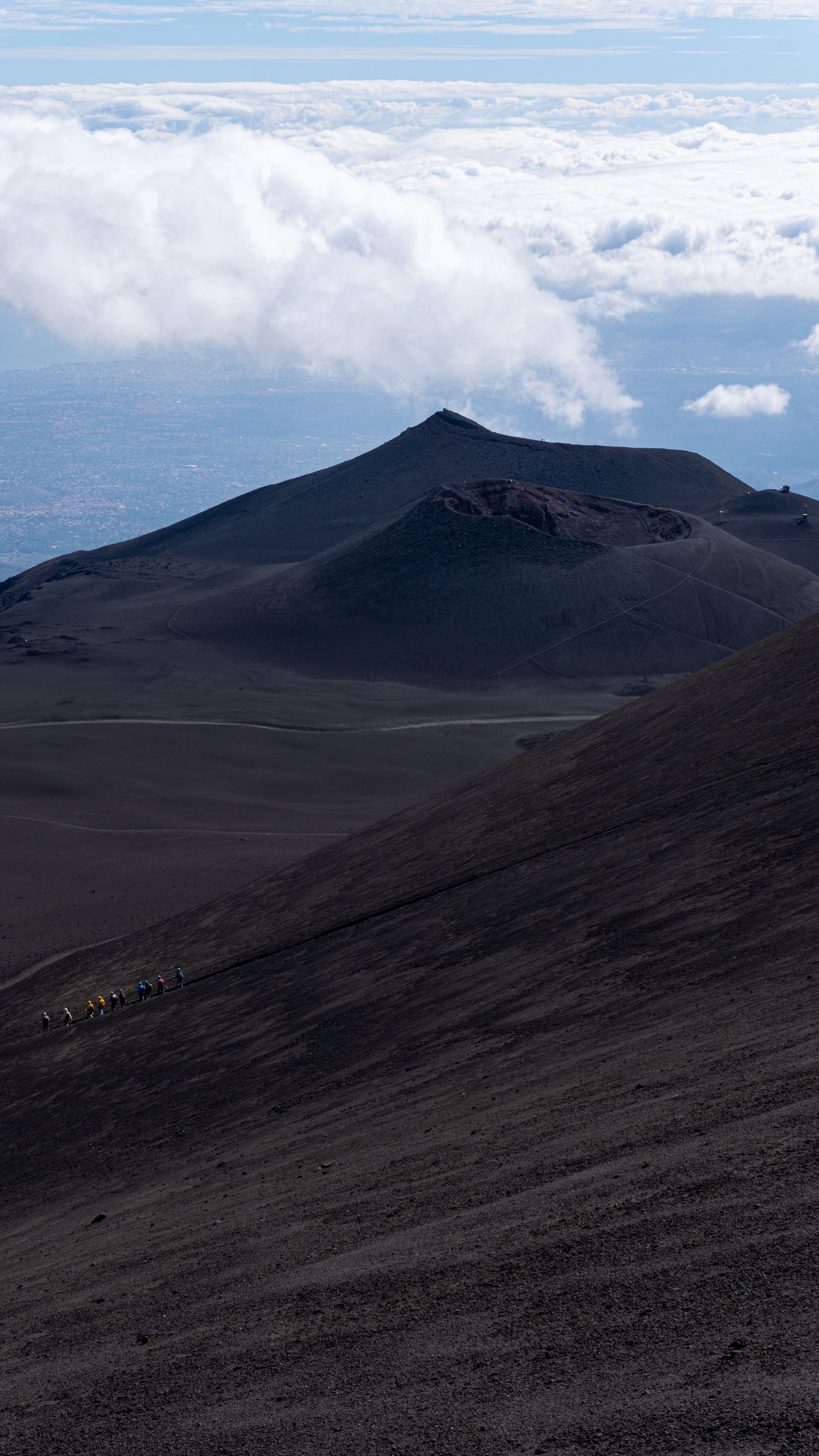 Stampa fotografica: il cratere dell’Etna visto dal sentiero, tra sabbia lavica e nuvole