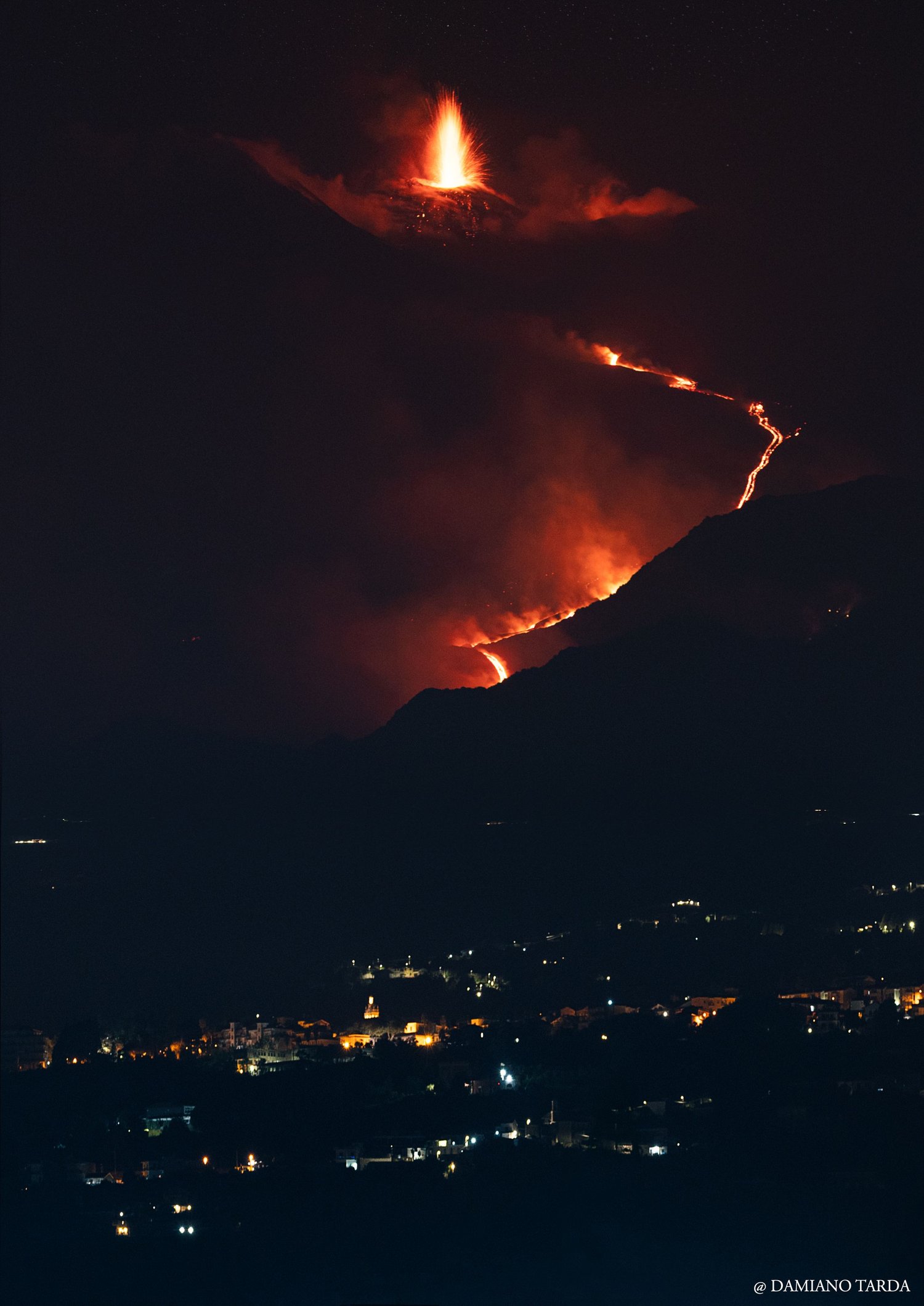Stampa fotografica: eruzione dell’Etna, agosto 2026, la colata nella notte sopra le luci dei paesi