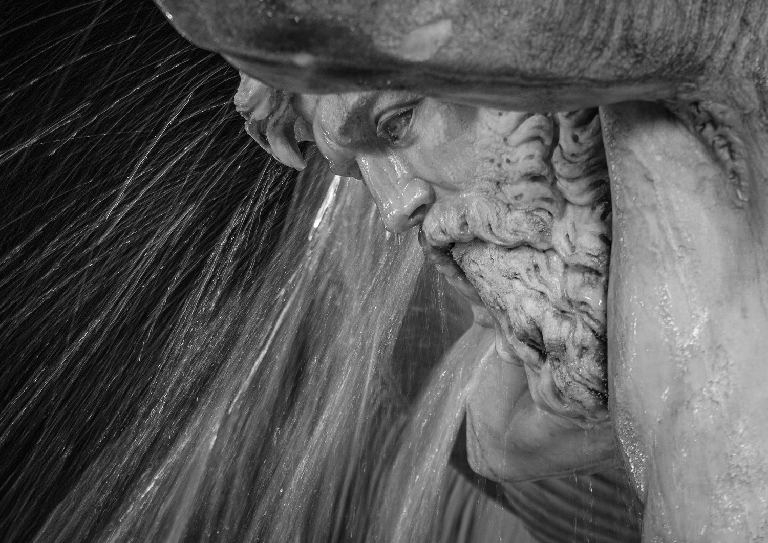 La fontana dell’Amenano, «acqua o’ linzolu», in piazza Duomo a Catania
