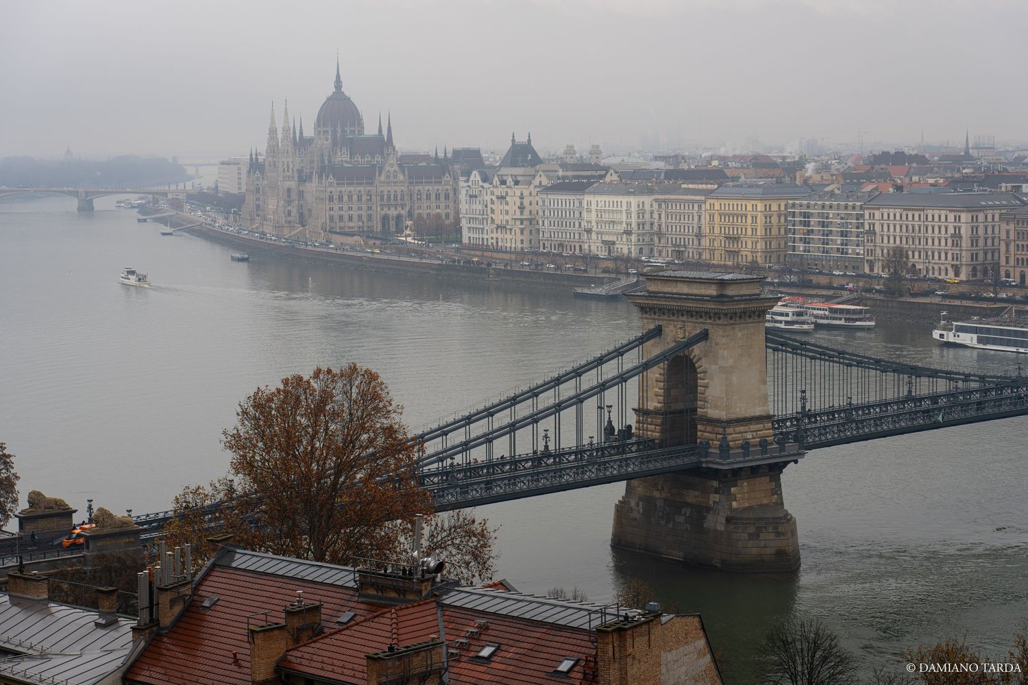 Budapest: il Ponte delle Catene in primo piano e il Parlamento sullo sfondo