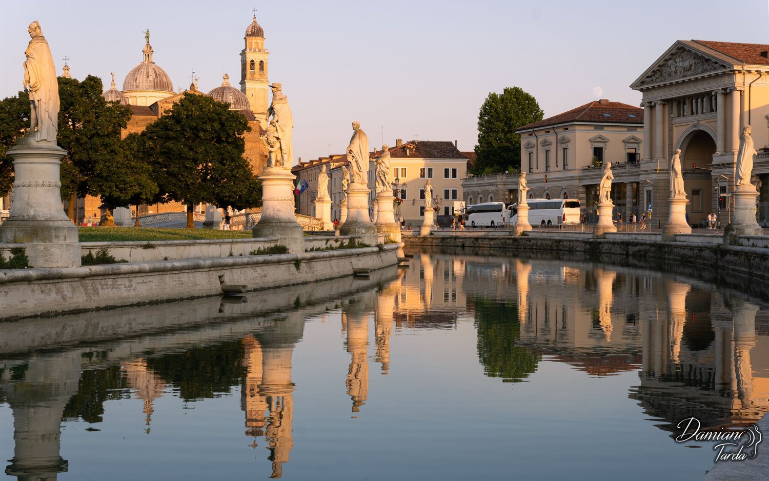 Prato della Valle a Padova: statue e cupole riflesse nell’acqua della canaletta