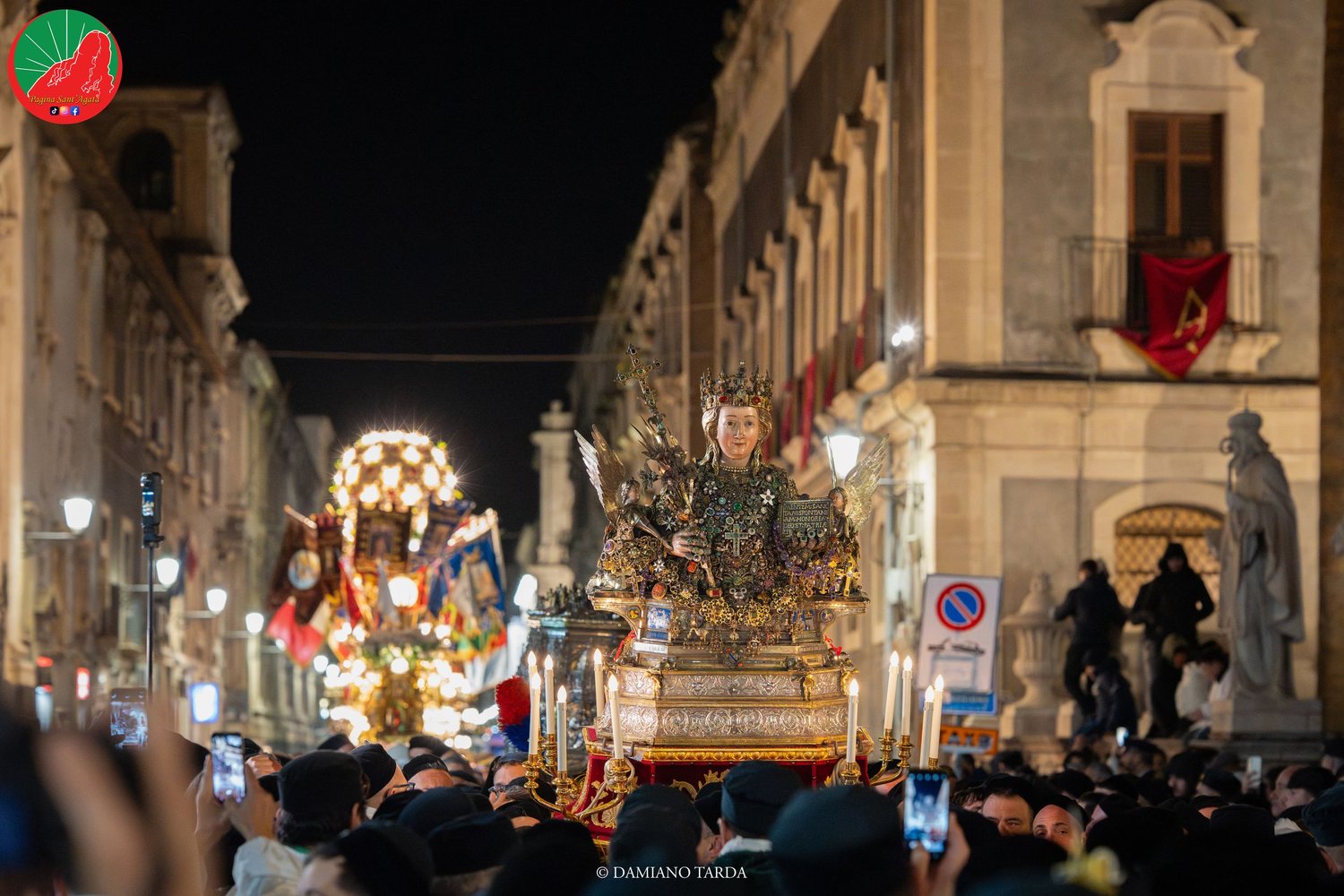 Saint Agatha's fercolo in the evening in the streets of Catania, among the crowd of devotees.