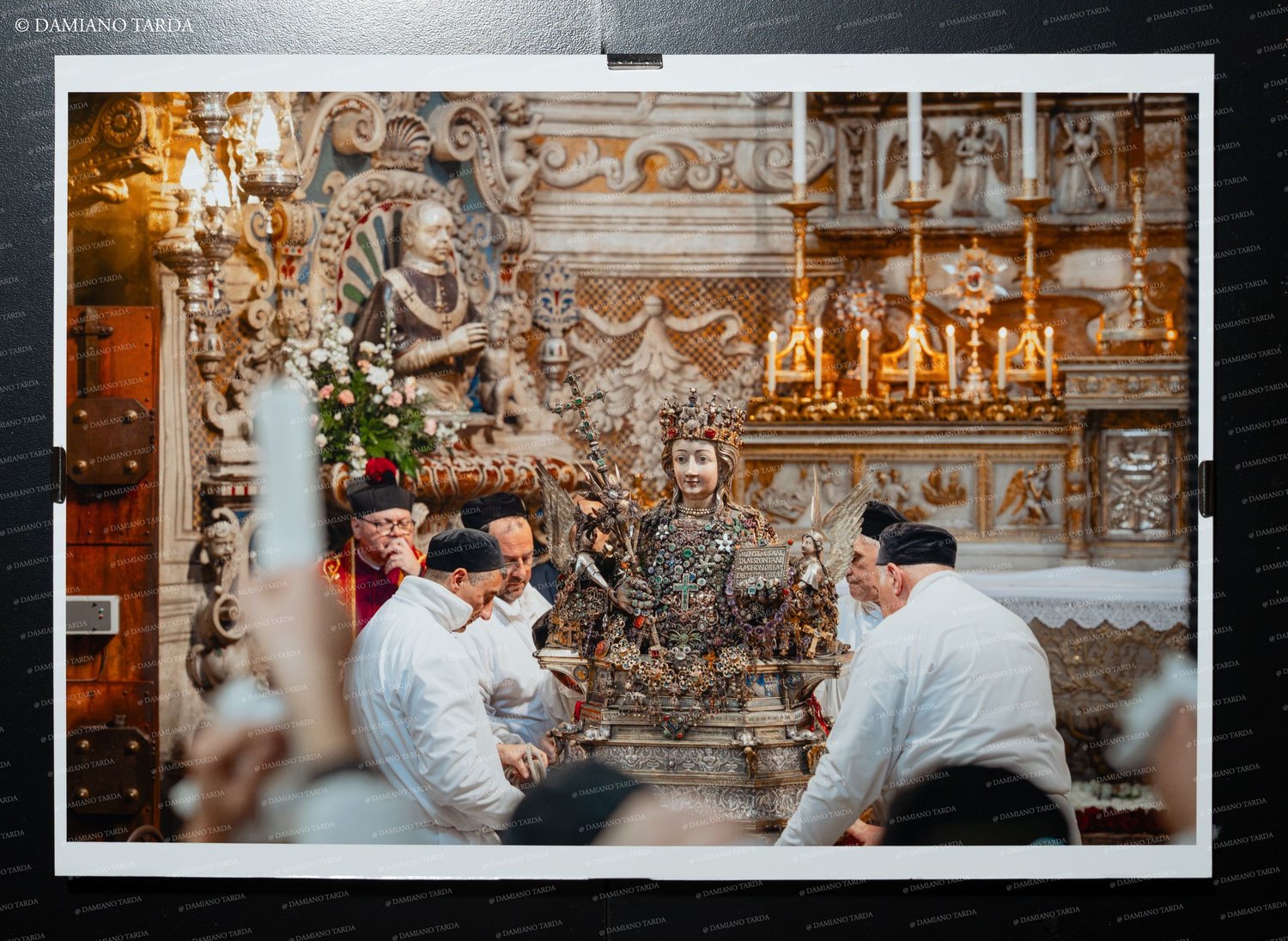 Photographic print: the bust of Saint Agatha leaves the Sacellum and returns among the devotees in Catania Cathedral.