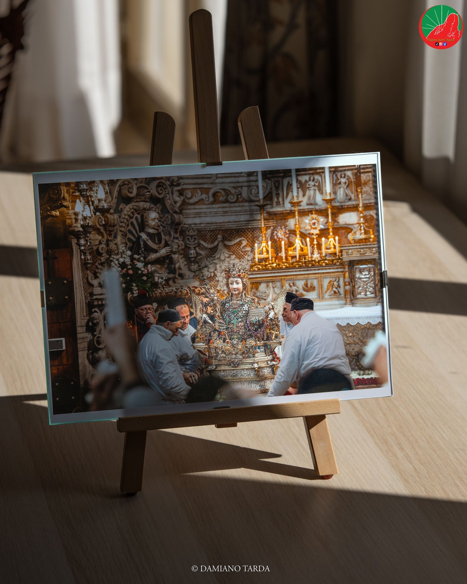 Photographic print on an easel: the bust of Saint Agatha leaves the Sacellum among the devotees.